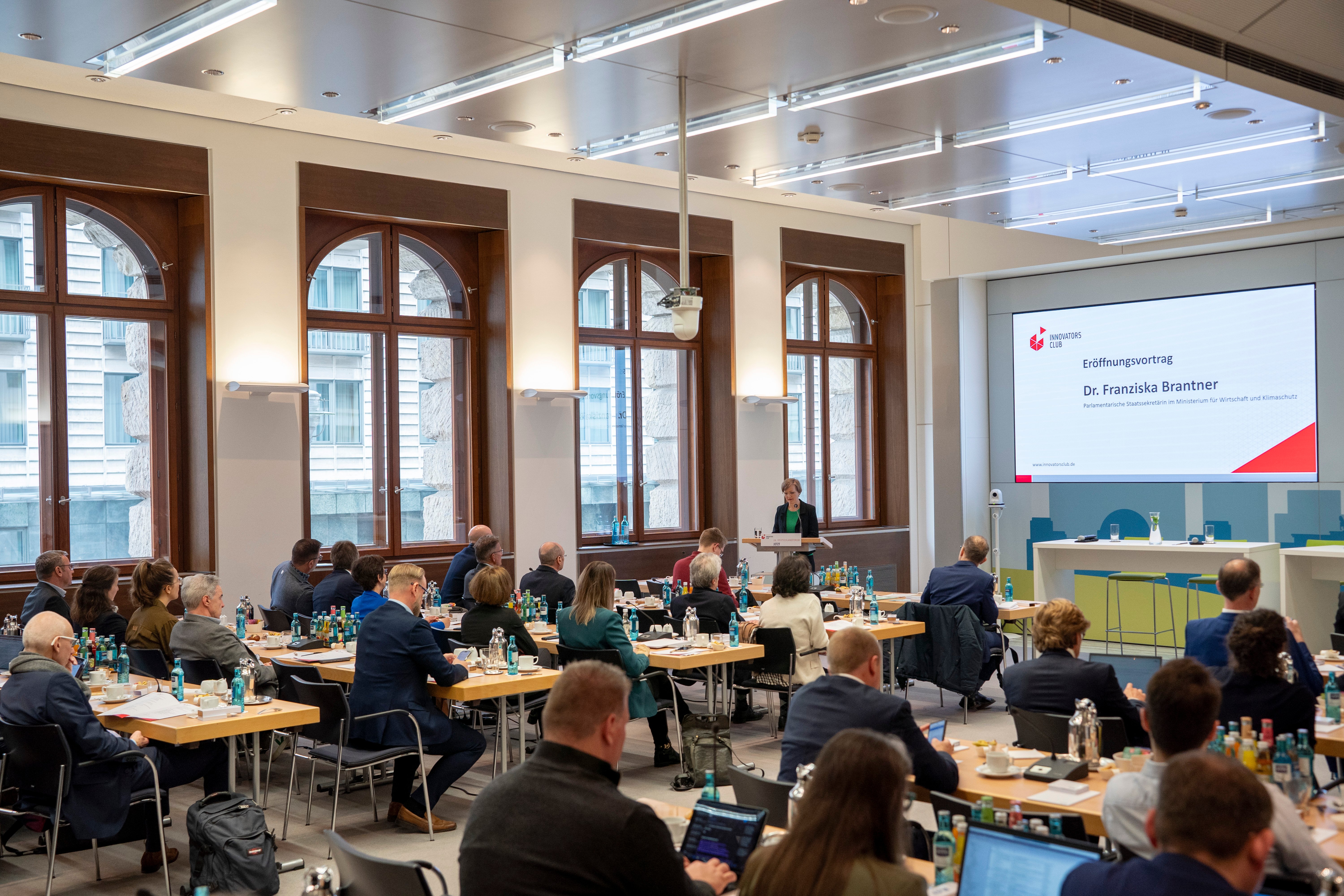 Die Teilnehmenden verfolgen einen Impulsvortrag im Rahmen der Tagung. Die Teilnehmenden verfolgen einen Impulsvortrag im Rahmen der Tagung.