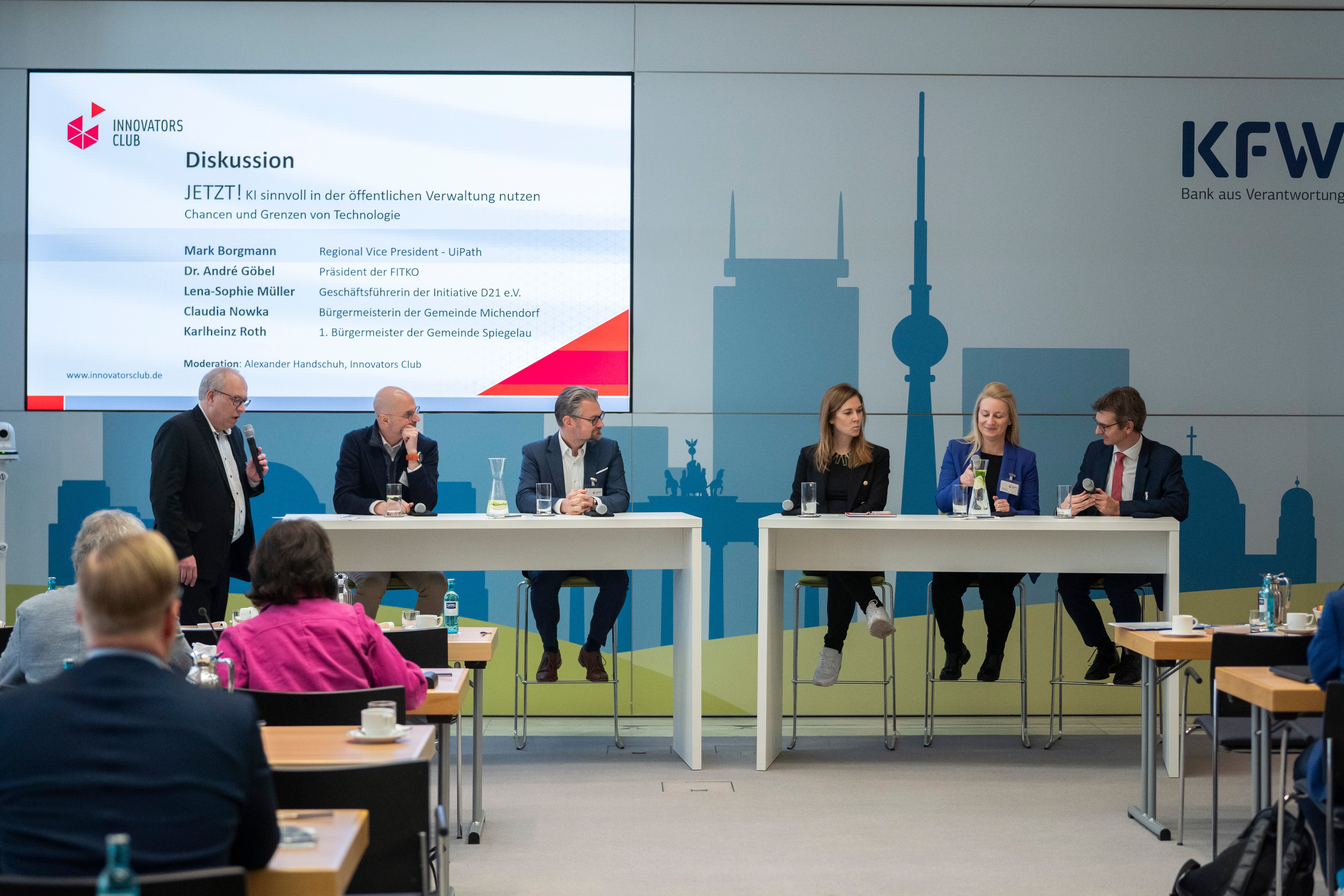 Den Abschluss des Tages bildete eine Diskussionsrunde mit Mark Borgmann, Dr. André Göbel, Lena-Sophie Müller, Claudia Nowka, sowie Karlheinz Roth. Den Abschluss des Tages bildete eine Diskussionsrunde mit Mark Borgmann, Dr. André Göbel, Lena-Sophie Müller, Claudia Nowka, sowie Karlheinz Roth.