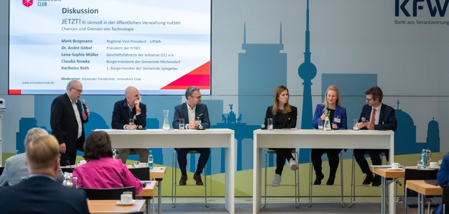 Den Abschluss des Tages bildete eine Diskussionsrunde mit Mark Borgmann, Dr. André Göbel, Lena-Sophie Müller, Claudia Nowka, sowie Karlheinz Roth. 