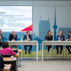 Den Abschluss des Tages bildete eine Diskussionsrunde mit Mark Borgmann, Dr. André Göbel, Lena-Sophie Müller, Claudia Nowka, sowie Karlheinz Roth. 