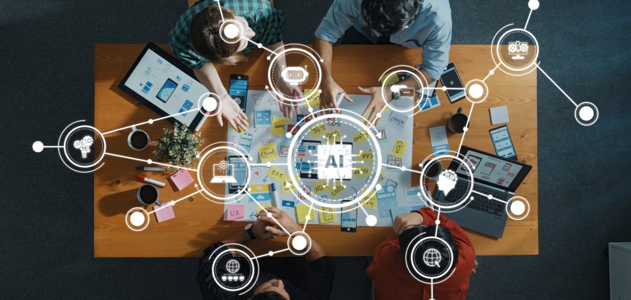 Zusammenarbeit von mehreren Menschen mit einem KI-Symbol Zusammenarbeit von mehreren Menschen mit einem KI-Symbol