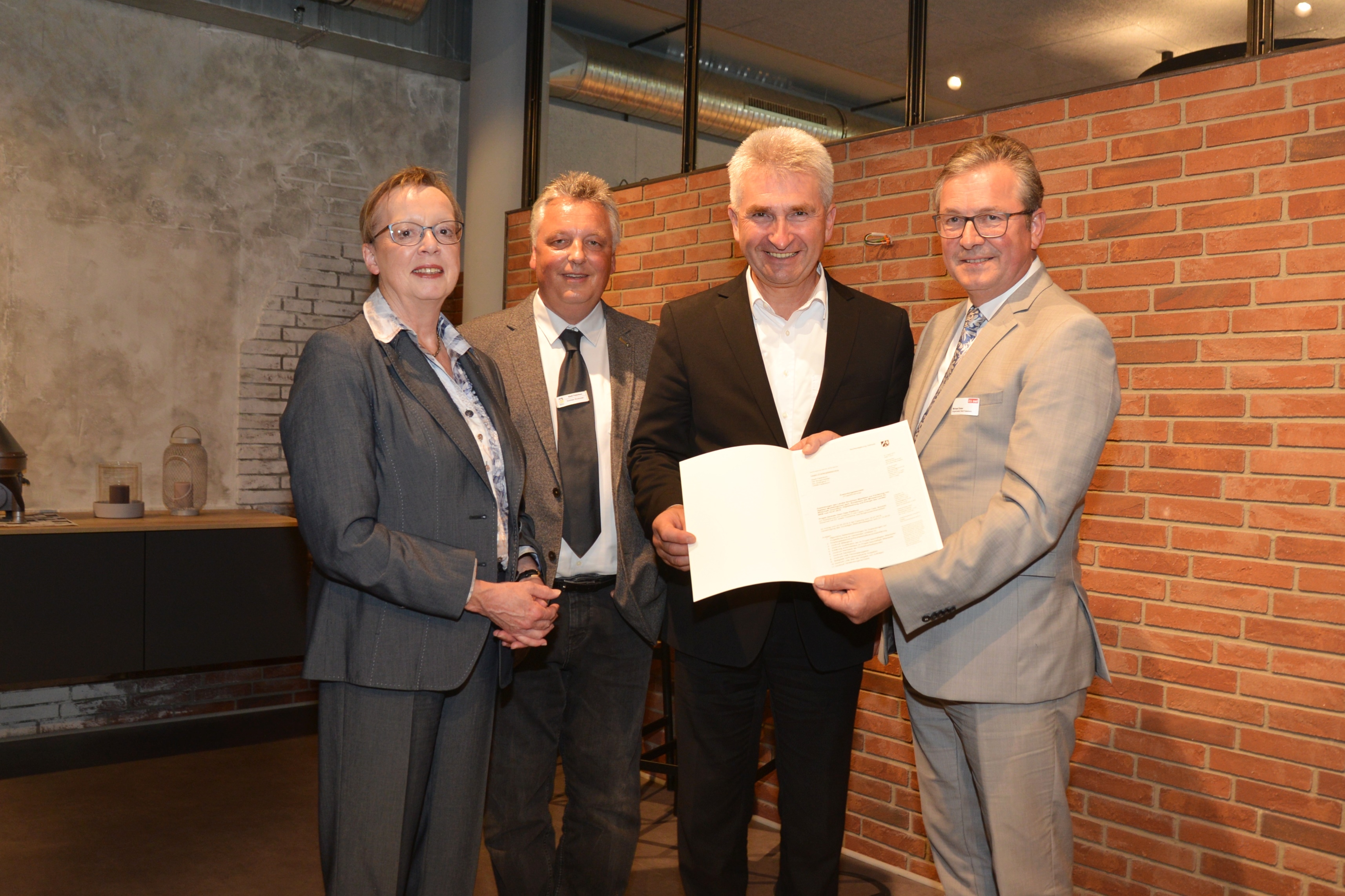 Übergabe des Open Data-Förderbescheids