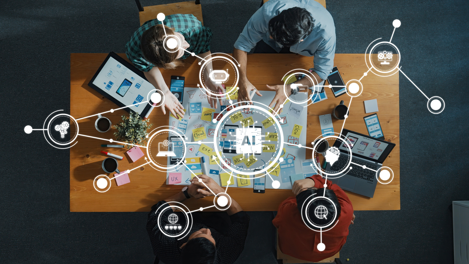Co-Working - mehrere Menschen sitzen gemeinsam an einem Tisch und arbeiten