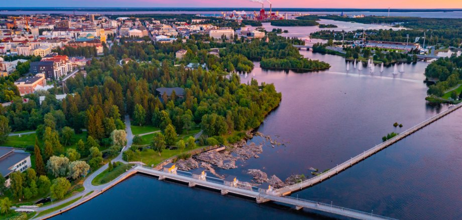 Sonnenuntergang über der finnischen Stadt Oulu.