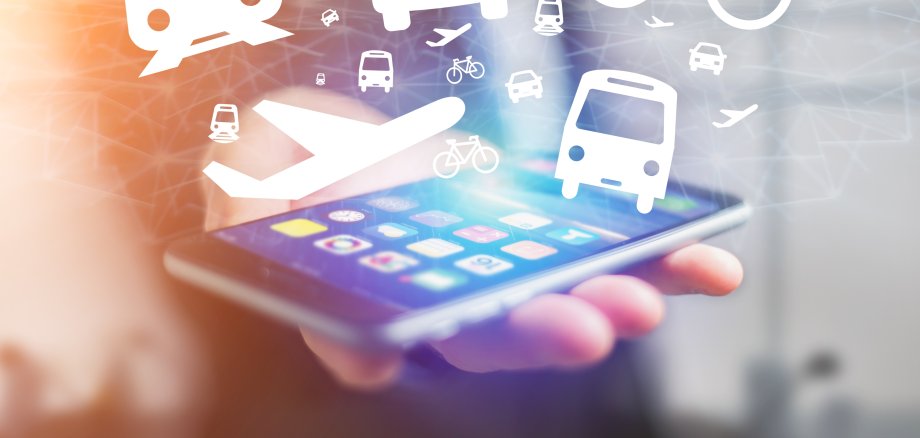 Digital Transportwege ermitteln - Smartphone, aus dem bildlich verschiedene Transportmittel (Fahrrad, Bahn, Auto) erscheinen