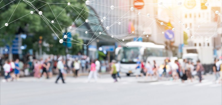 Ein neuronales Netzwerk verbindet Atome im Hintergrund unscharf eine Stadt mit Menschen, Straßenverkehr und Straßen. 