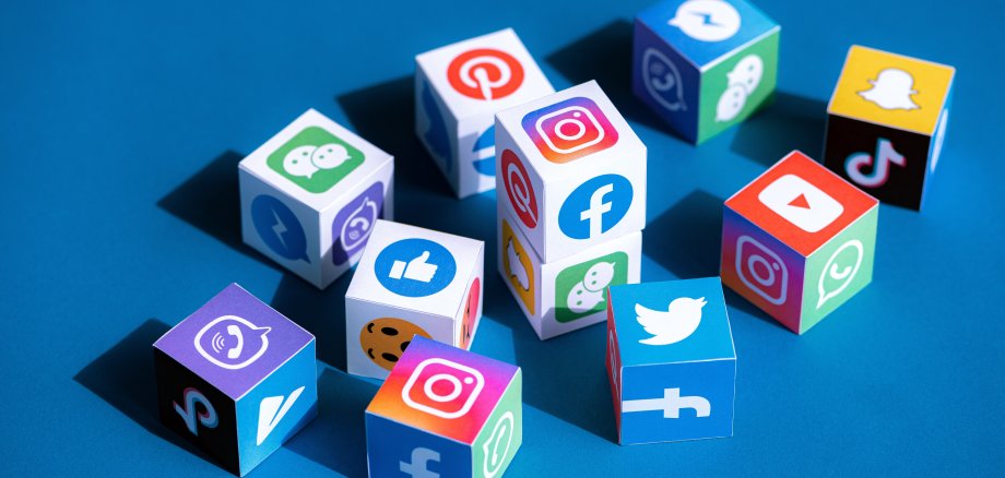 11 Würfel mit Symbolen der Sozialen Netzwerken, wie beispielsweise TikTok, Instagram, Twitter, Facebook, Snapchat.