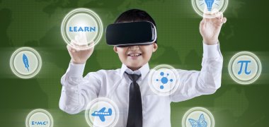 Junge verwendet VR headset und futuristischen Screen mit Symbolen wie Pi oder "Learn" in Kreisen.