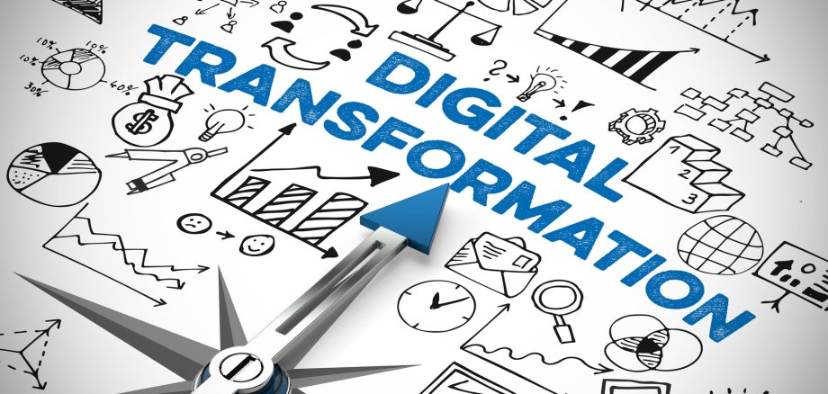 Gezeichnetes Bild mit zahlreichen Arbeitsbezogenen Grafiken und in der Mitte ein großer blauer Pfeil der auf die Worte "Digitale Transformation" zeigt.