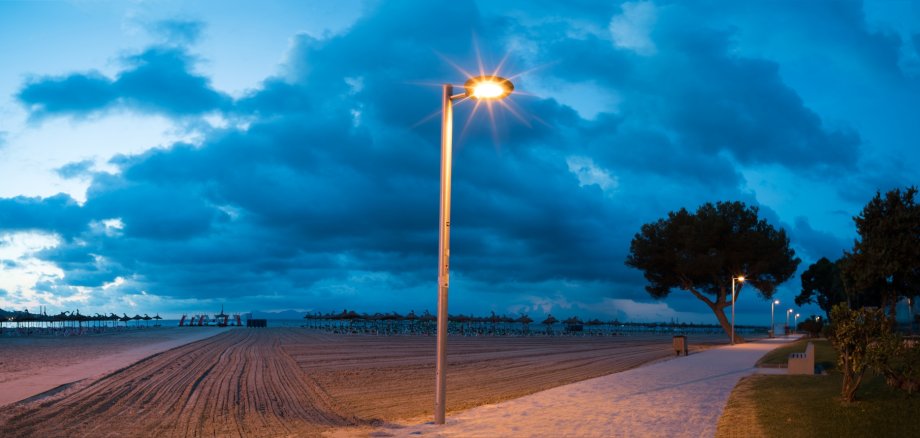 Smarte Straßenlaternen an einem Gehweg in der Nähe vom Strand.