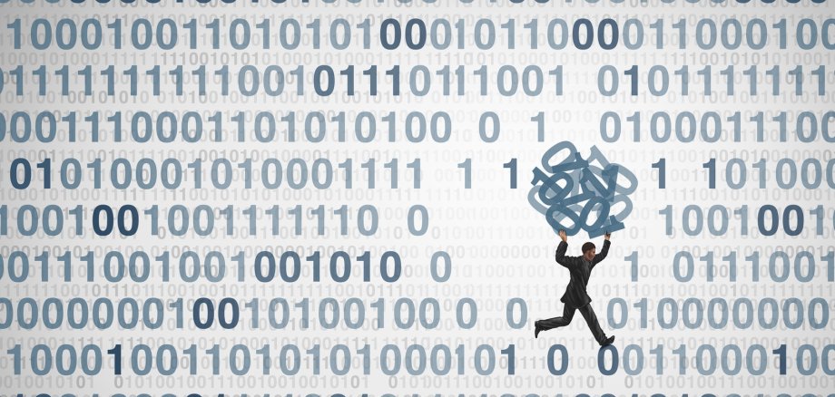 Binärer Computer Code in blau und grau während in dessen Zeilen ein Mann läuft und Zahlen aus dem Code einsammelt.