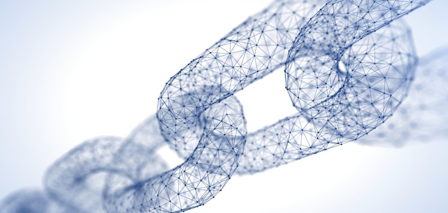 Blockchain Konzept: Kette aus blauen, digitalen Datennetzen vor weißen Hintergrund