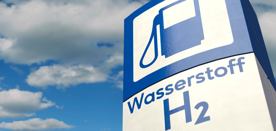 Ein blau-weißes Schild das anzeigt, dass dort Wasserstoff getankt werden kann.  