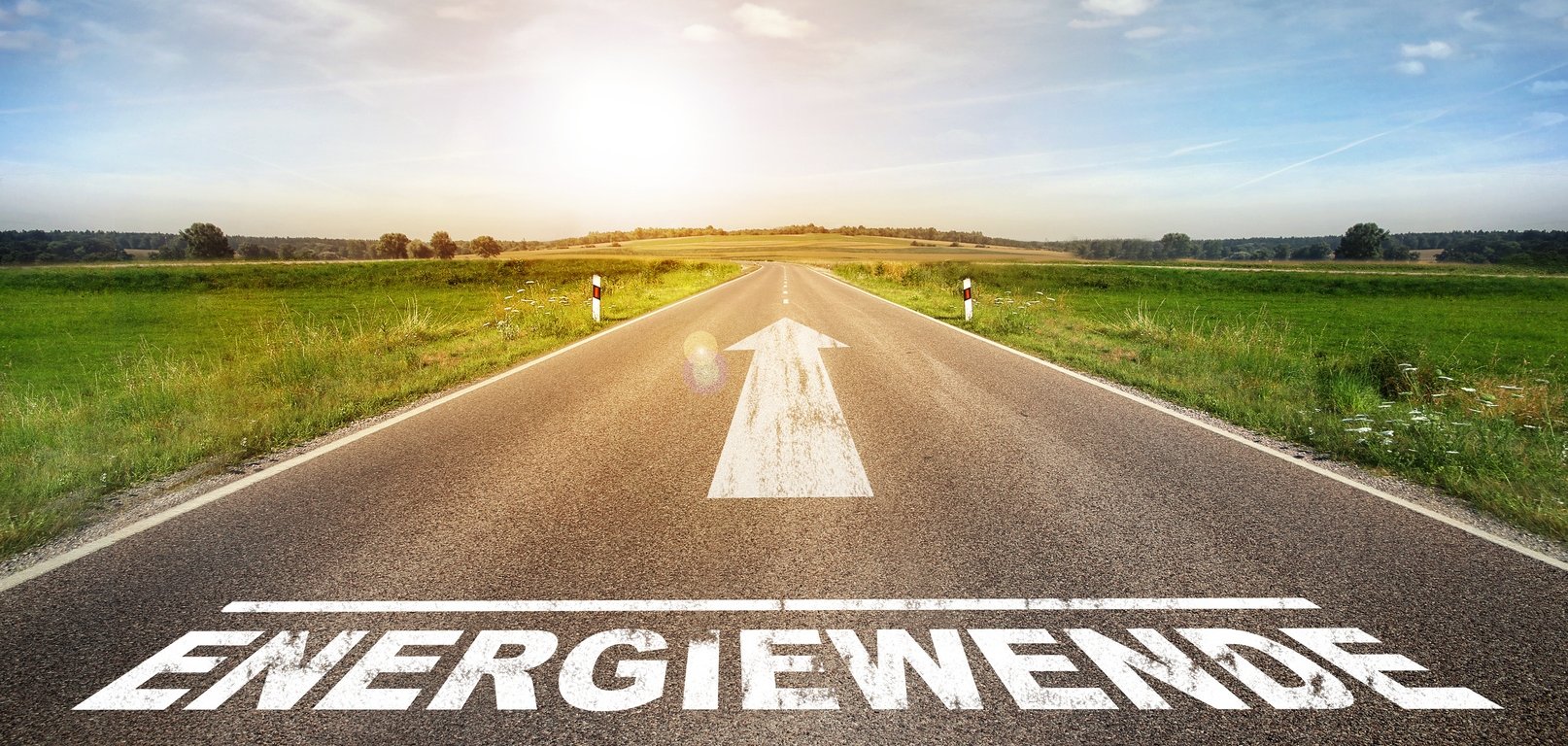 Eine straße mit einem Pfeil und der Aufschrift Energiewende Eine straße mit einem Pfeil und der Aufschrift Energiewende