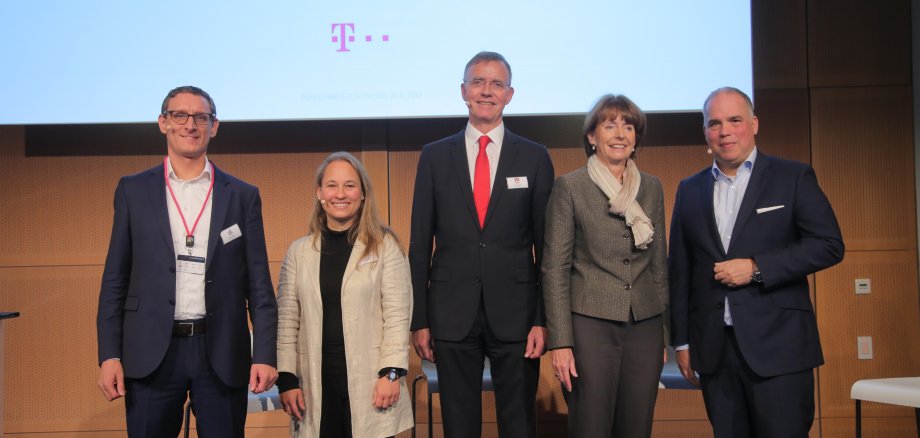 Foto von den Redner:innen auf dem Bürgermeisterdialog in Köln im Jahr 2019, u.a. ist Herr Dr. Landsberg auf dem Foto in der Mitte zu sehen 