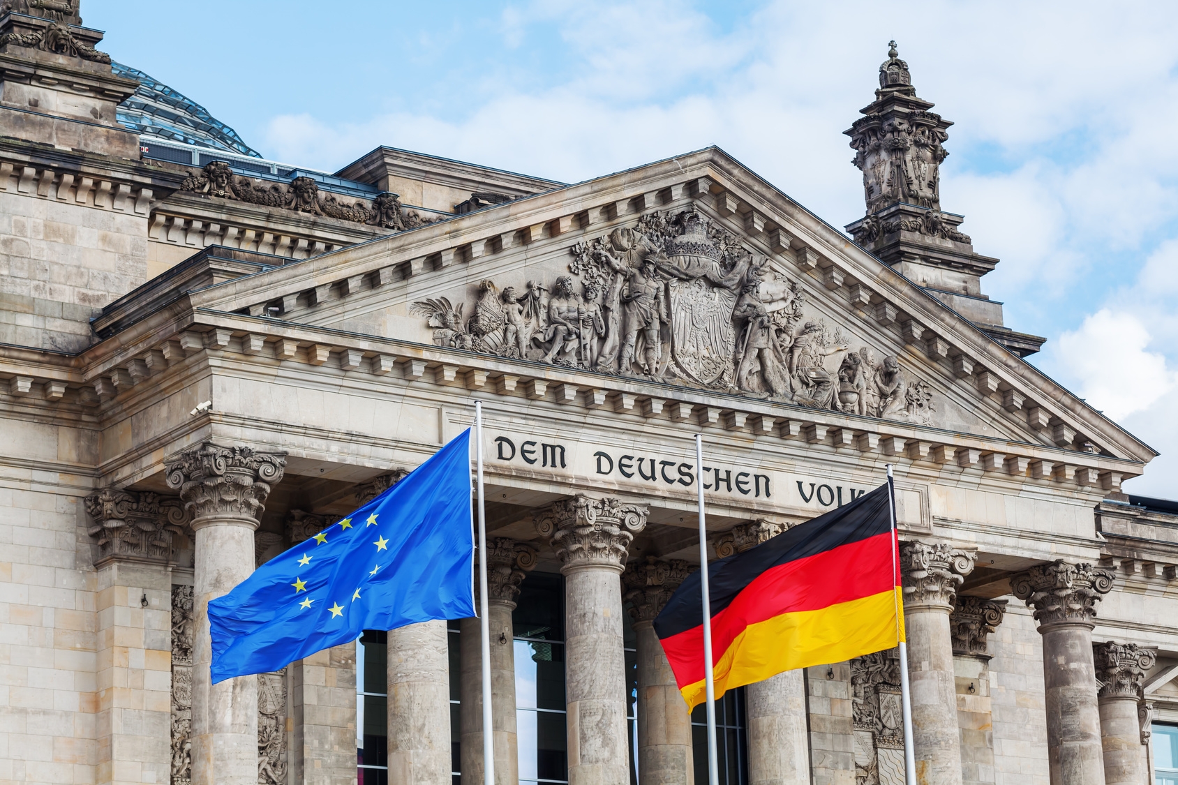 Deutscher Bundestag mit der Flagge von Deutschland und der Europa-Flagge vor dem Eingang gehisst 