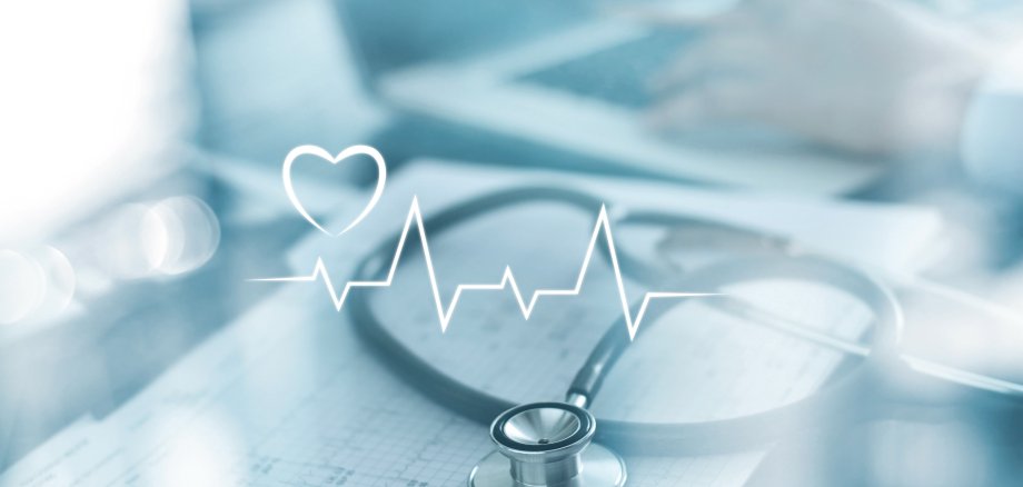 Herzschlag-Illustration mit Stethoskop im Hintergrund und einem Arzt am Computer.