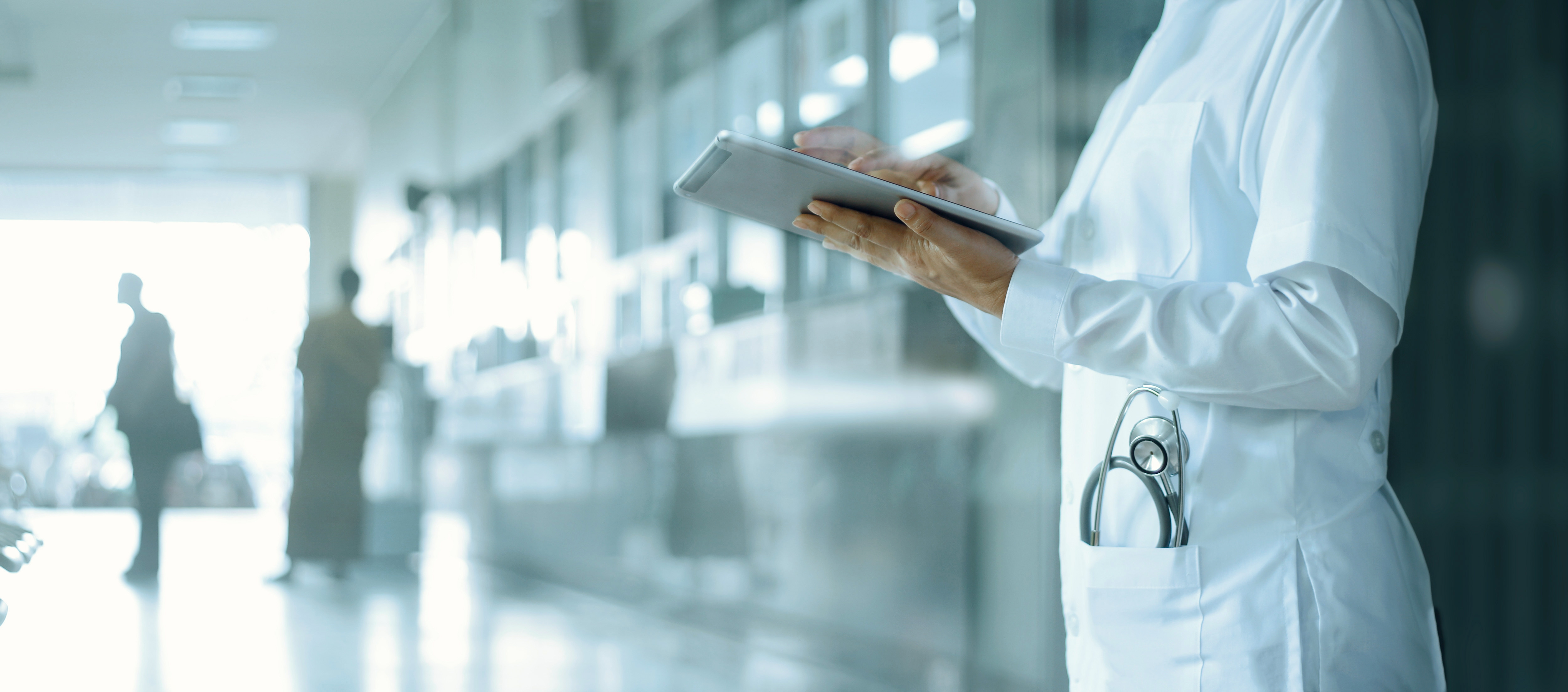 Eine Ärztin in einer medizinischen EInrichtung mit Tablet in der Hand. Eine Ärztin in einer medizinischen EInrichtung mit Tablet in der Hand.