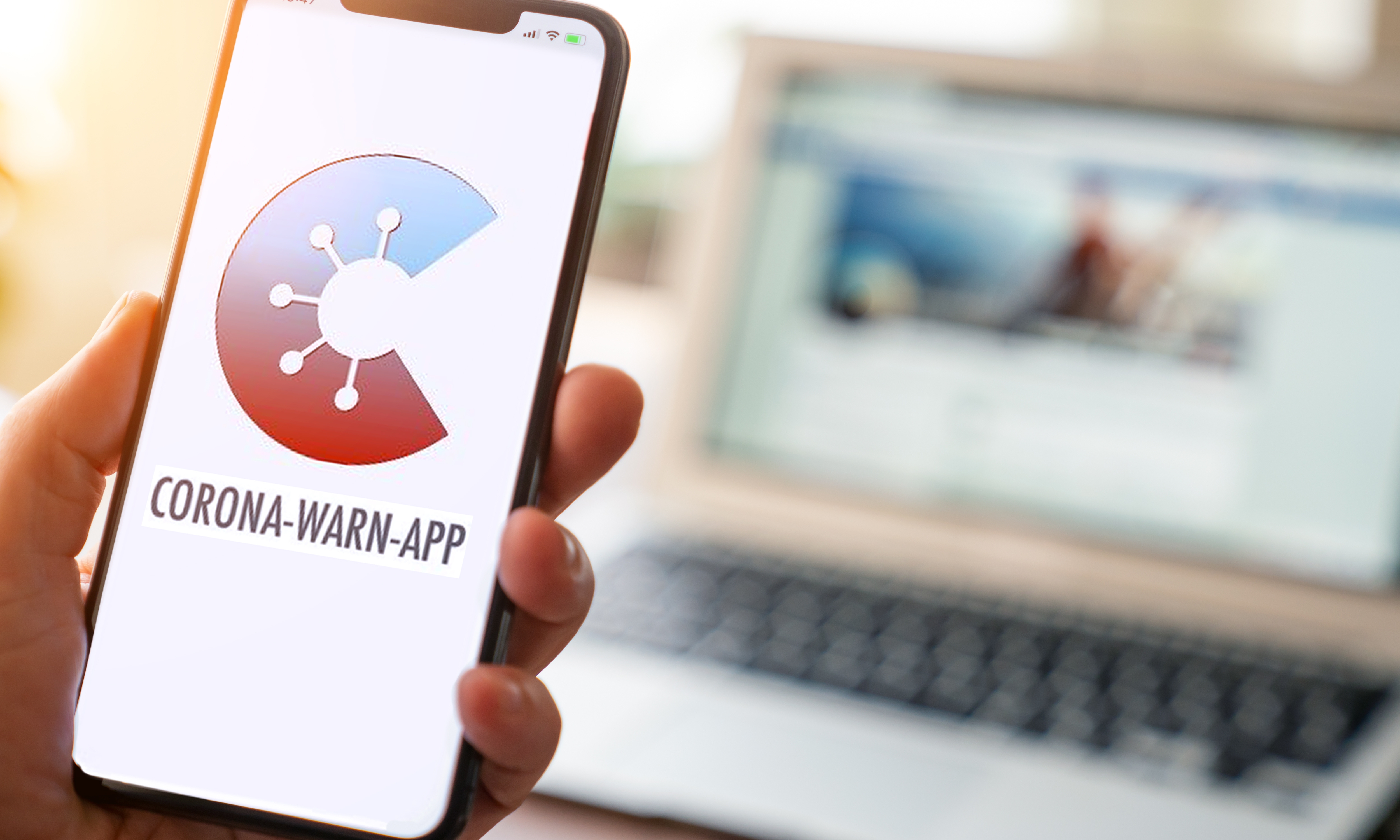 Die Corona-Warn-App der deutschen Bundesregierung ist auf einem iPhone der Marke Apple geöffnet.  Die Corona-Warn-App der deutschen Bundesregierung ist auf einem iPhone der Marke Apple geöffnet.