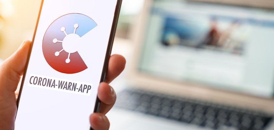 Die Corona-Warn-App der deutschen Bundesregierung ist auf einem iPhone der Marke Apple geöffnet. 