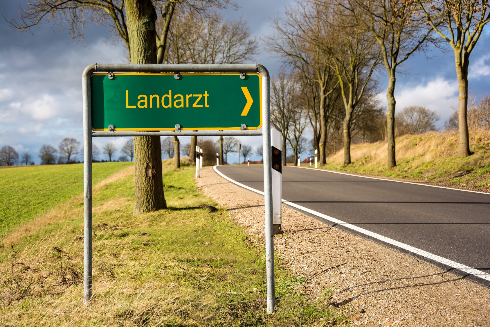 Straße mit Schild, das "Landarzt" anzeigt. Straße mit Schild, das "Landarzt" anzeigt.
