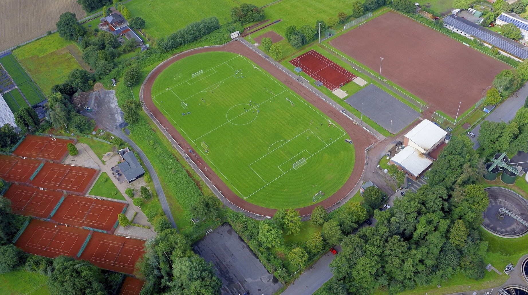Aufnahme eines Fußballfeldes von oben. Aufnahme eines Fußballfeldes von oben.