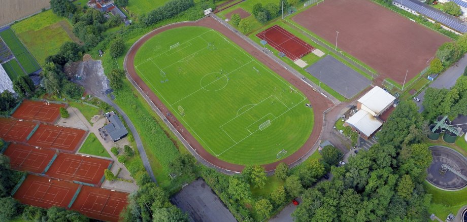 Aufnahme eines Fußballfeldes von oben.