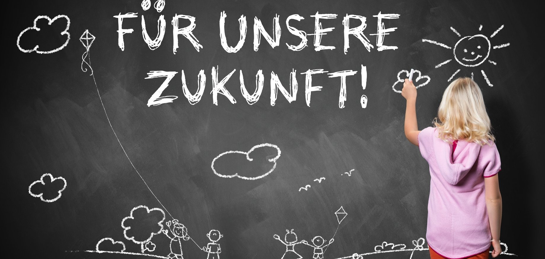 Mädchen, das mit Kreide "Für unsere Zukunft" an die Tafel schreibt. Mädchen, das mit Kreide "Für unsere Zukunft" an die Tafel schreibt.