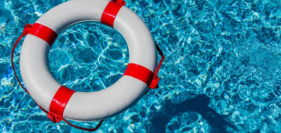 Ein Rettungsring im Schwimmbecken.