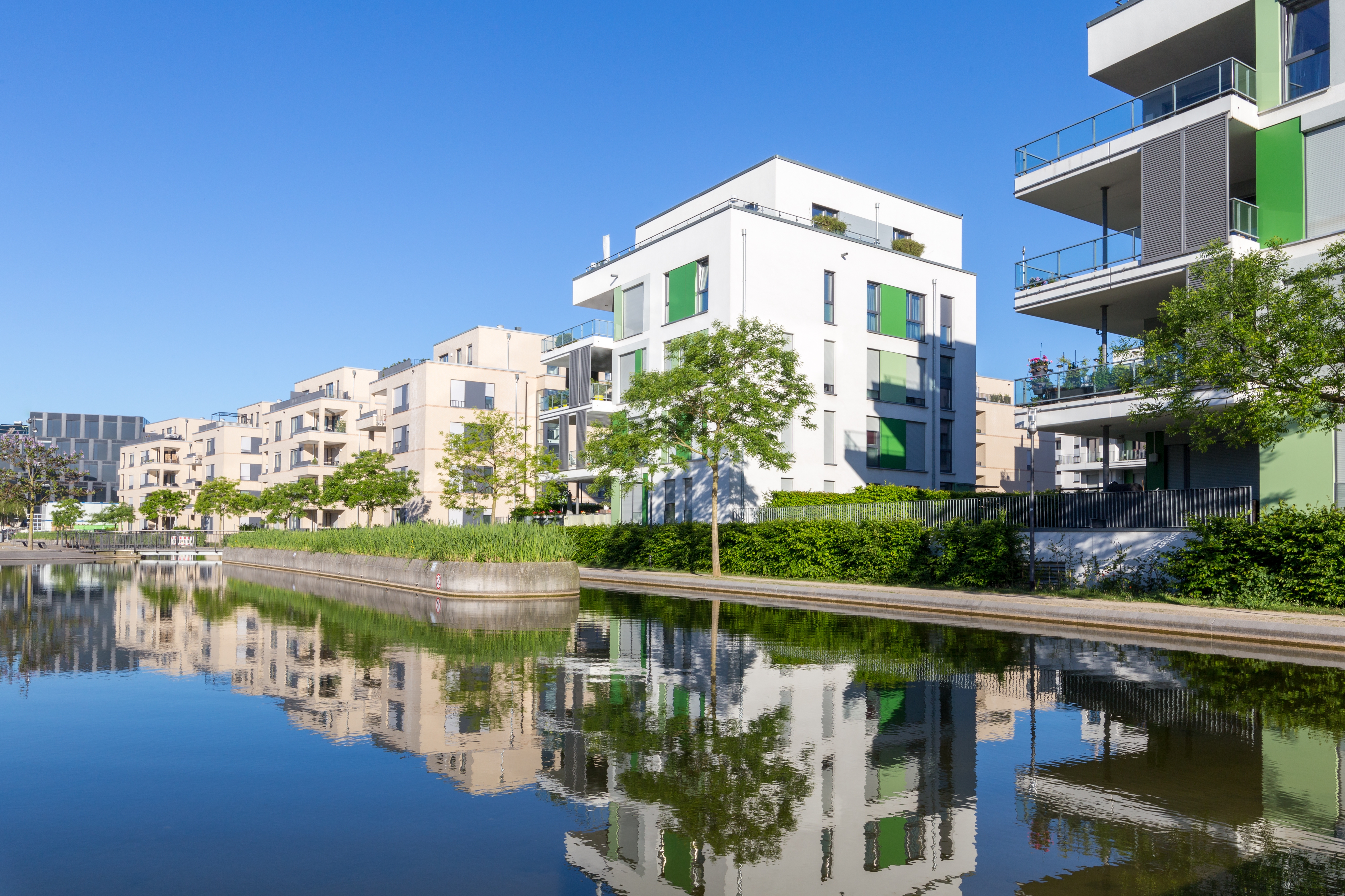 Modernes Wohngebiet in einer Parkanlage