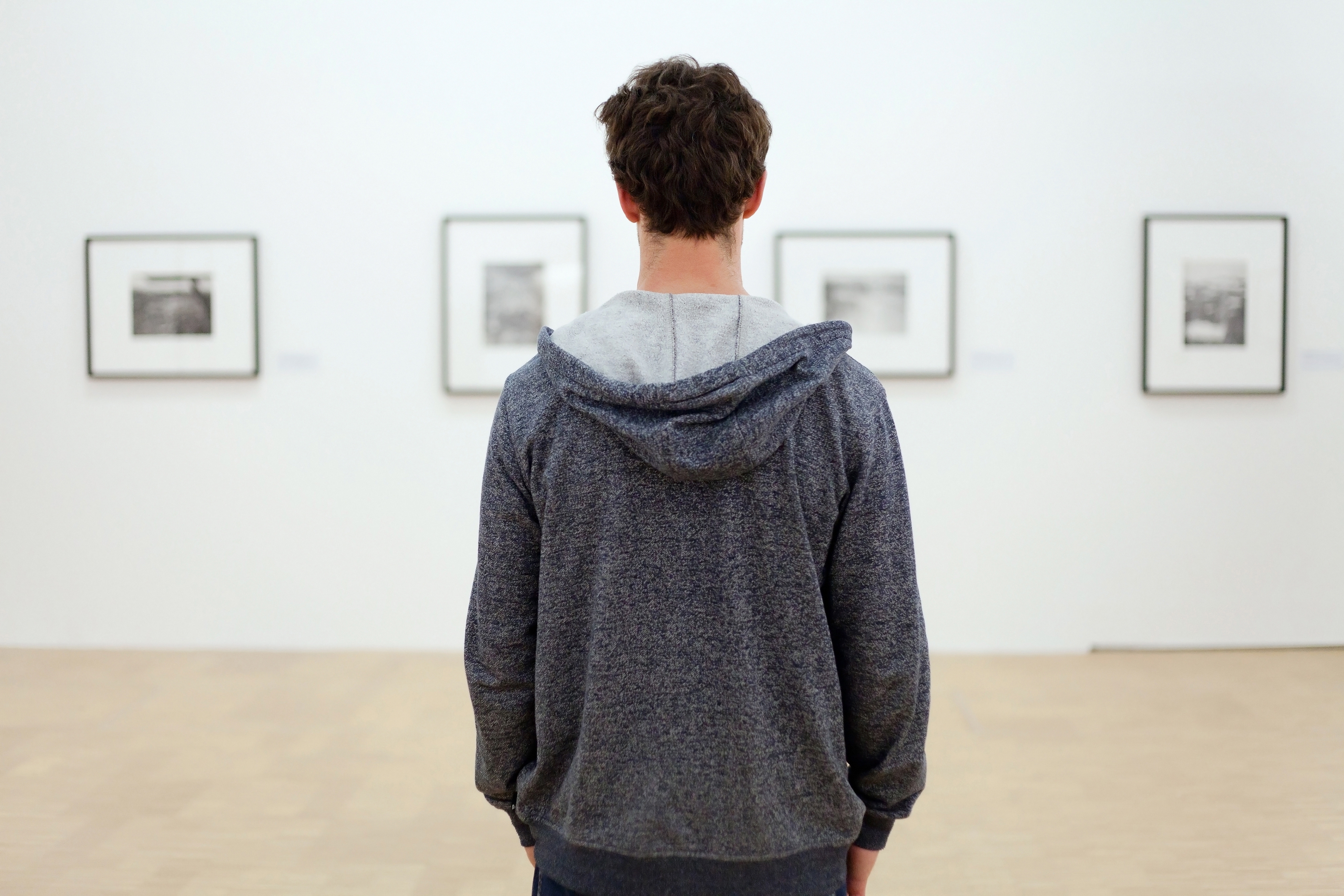 Ein Mann im Museum vor Bildern Ein Mann im Museum vor Bildern