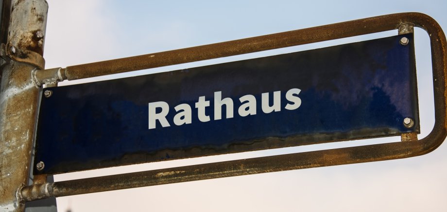Schild "Rathaus"