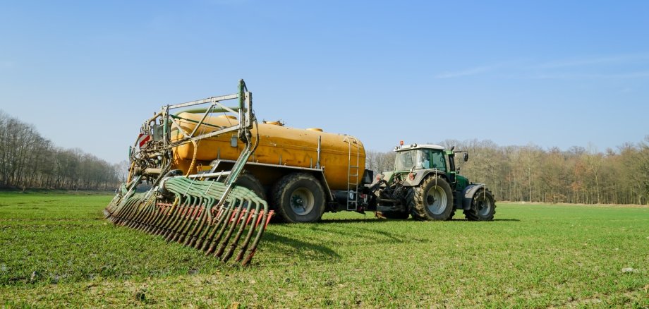 Gülleausbringung, Güllefass mit Schleppschlauchtechnik