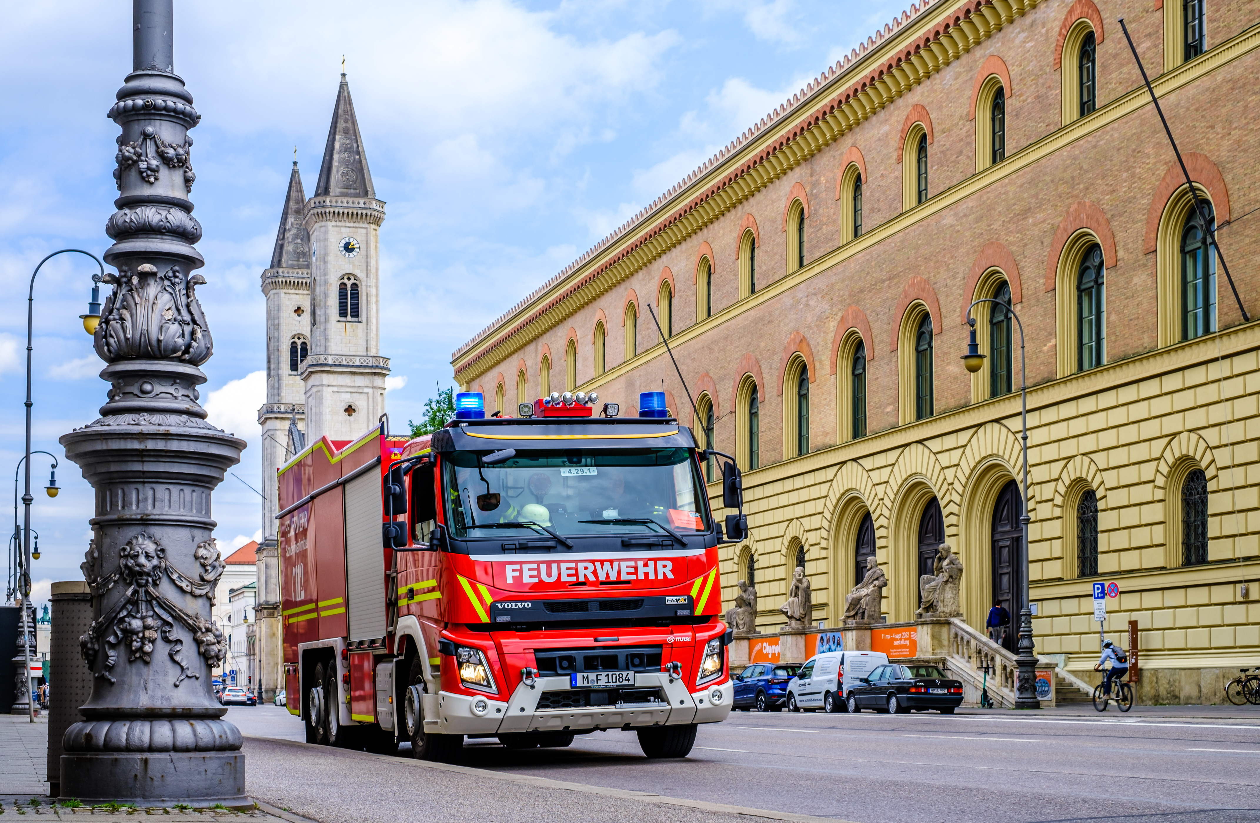 Feuerwehrauto fährt durch eine Straße in München Feuerwehrauto fährt durch eine Straße in München