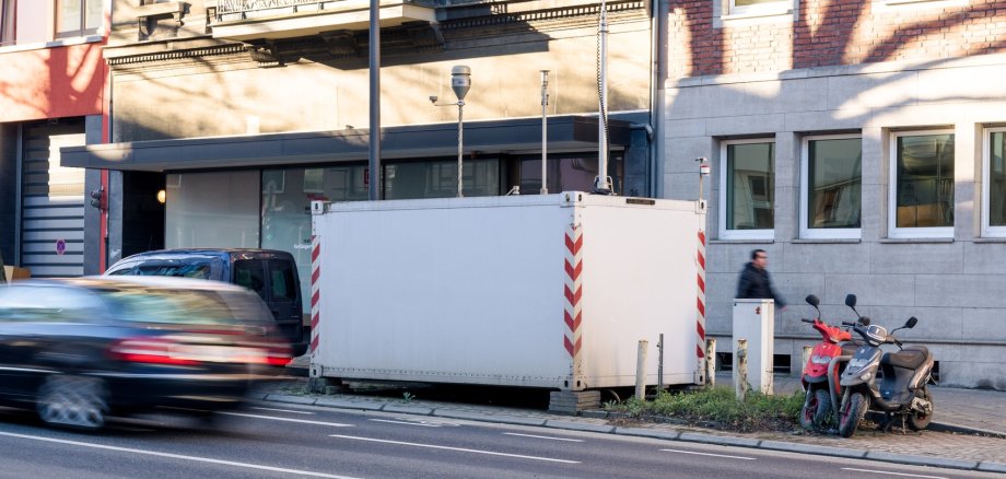 Luftmesscontainer an einer befahrenen Straße