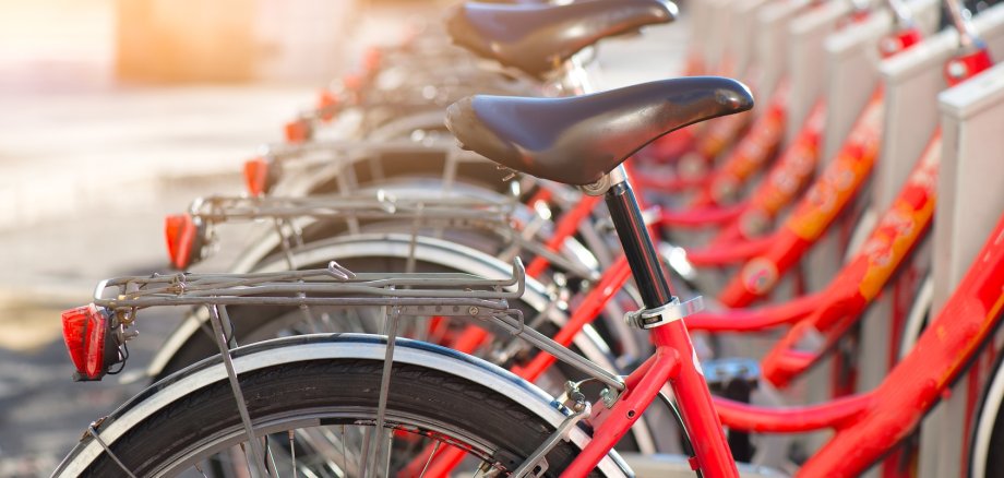 Viele Fahrräder an einem Stellplatz in der Stadt