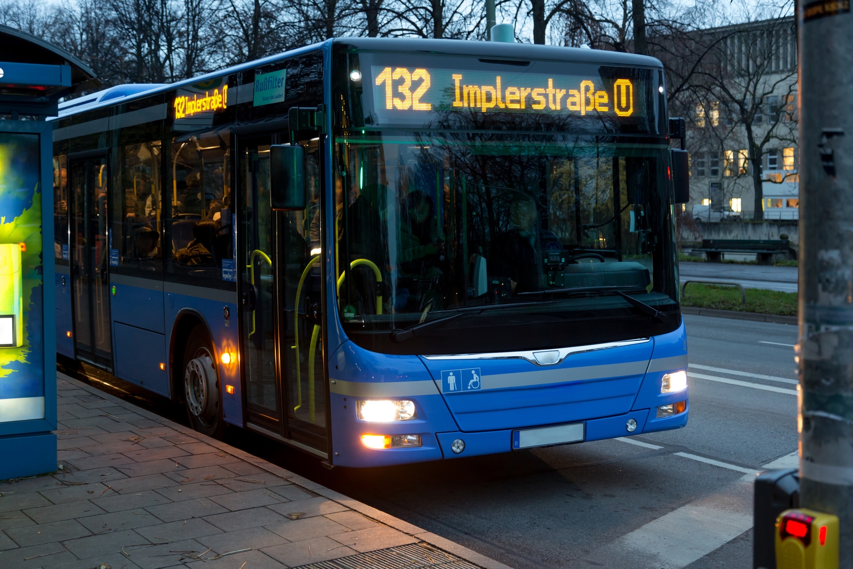 Bus an Bushaltestelle