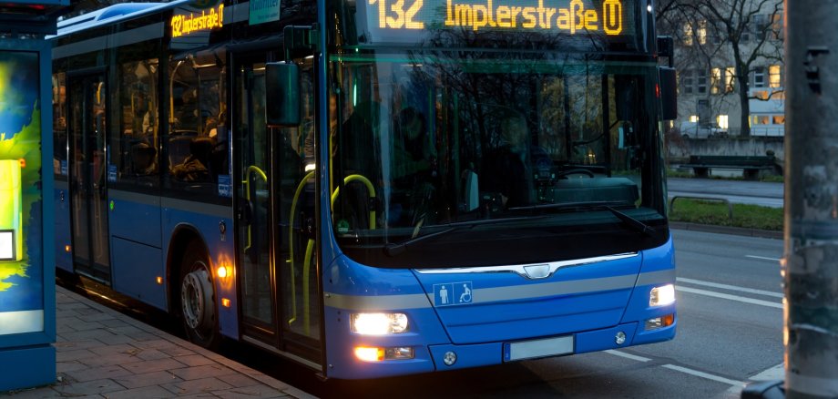 Bus an Bushaltestelle