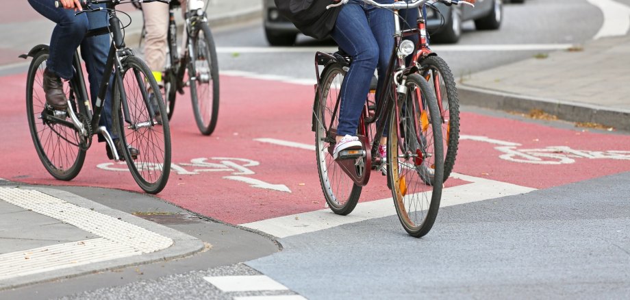 vier Räder auf Radweg