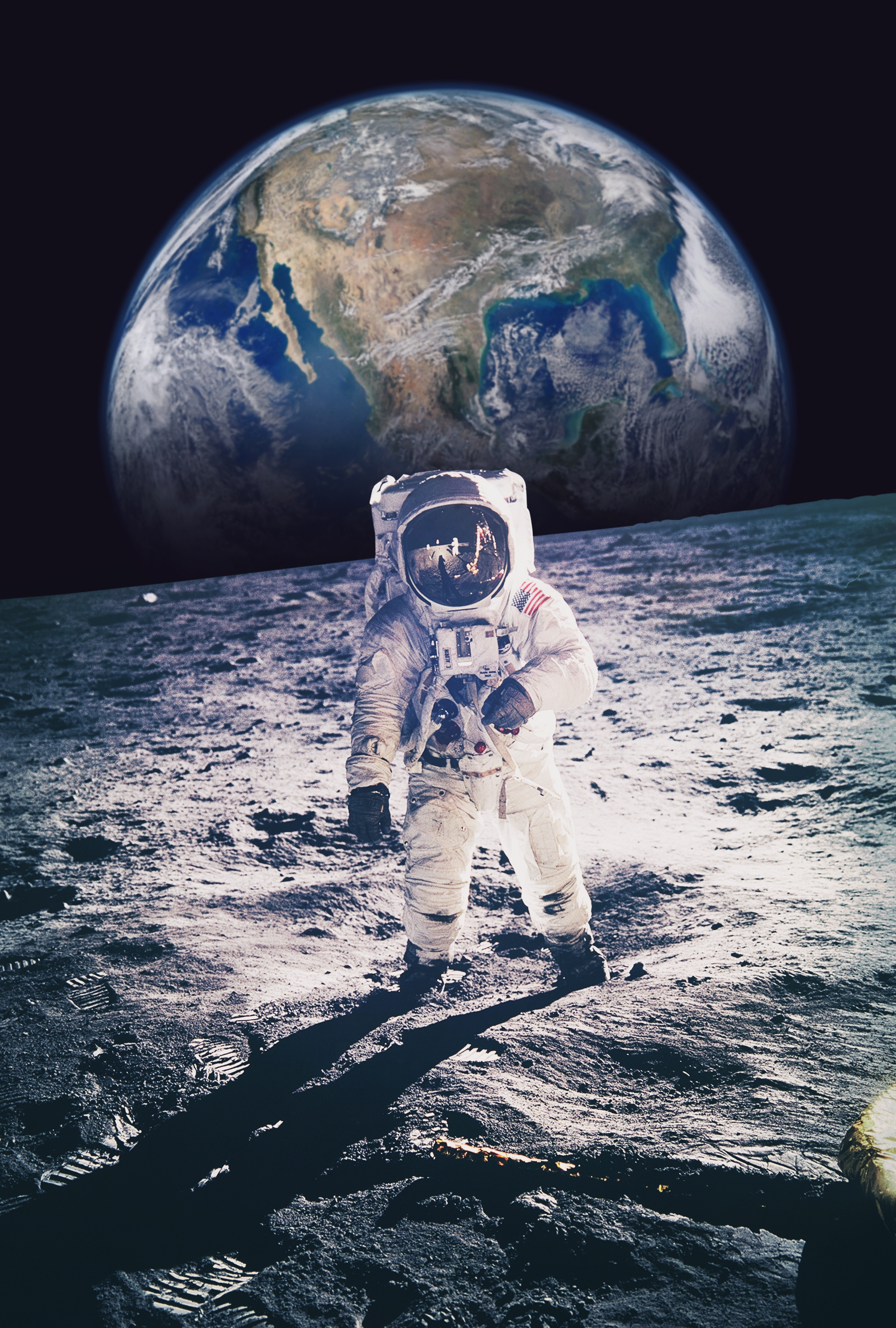 Astronaut steht auf dem Mond, im Hintergrund ist die Erde zu sehen. Astronaut steht auf dem Mond, im Hintergrund ist die Erde zu sehen.