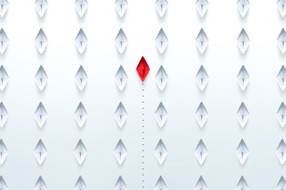 Zahlreiche Reihen mit weiße Papierboote nebeneinander, zwischen den Reihen fährt ein rotes Papierboot entlang.