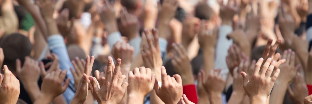 Menschen auf einem Konzert mit gehobenen Händen. Menschen auf einem Konzert mit gehobenen Händen.