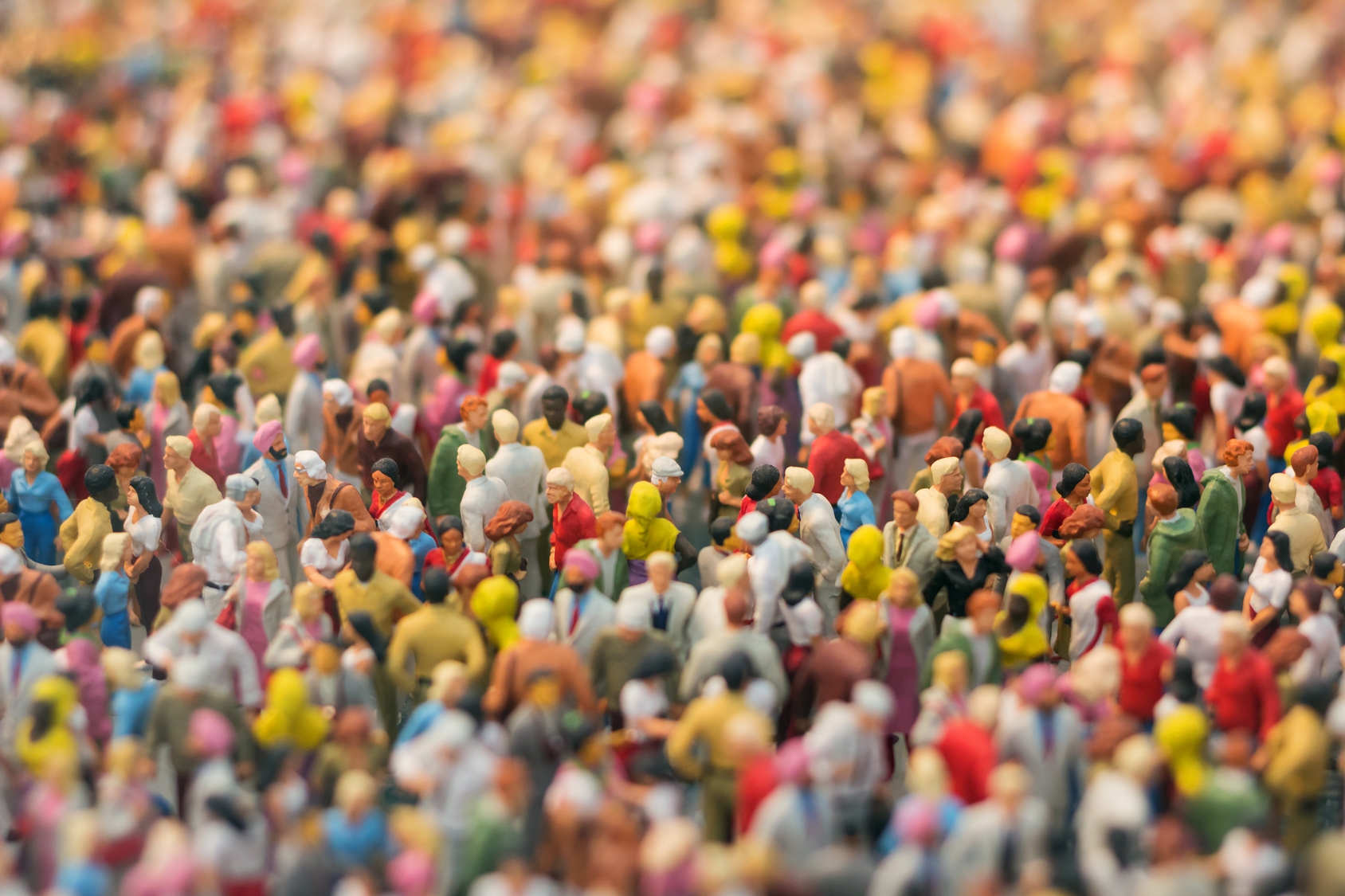 Vogelperspektive auf eine Masse von Miniaturfiguren von Menschen. Vogelperspektive auf eine Masse von Miniaturfiguren von Menschen.