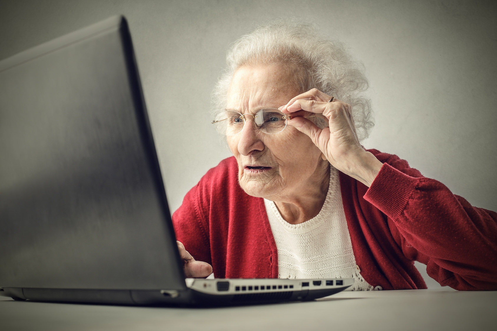 Alte Frau vor Laptop, die Schwierigkeiten hat. Alte Frau vor Laptop, die Schwierigkeiten hat.