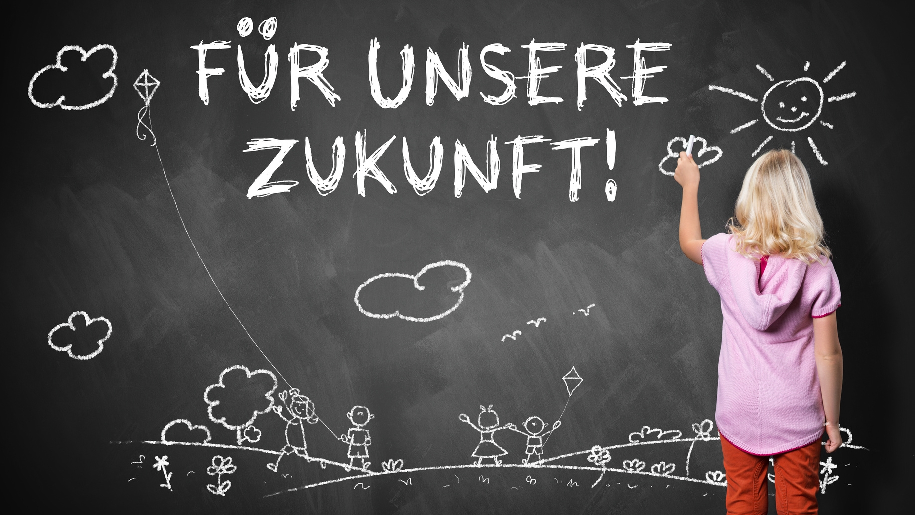 Mädchen, das mit Kreide "Für unsere Zukunft" an die Tafel schreibt. Mädchen, das mit Kreide "Für unsere Zukunft" an die Tafel schreibt.