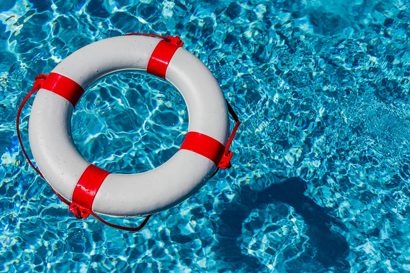Ein Rettungsring im Schwimmbecken. Ein Rettungsring im Schwimmbecken.