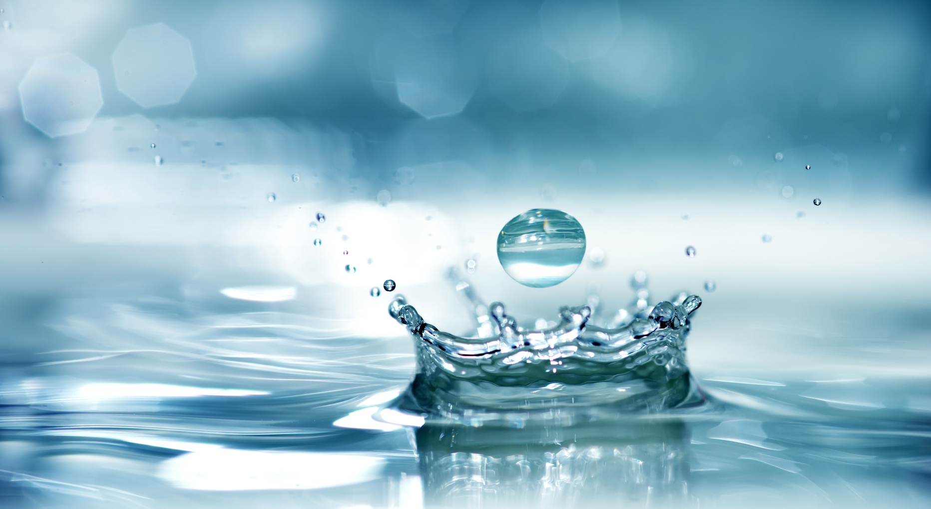 Wassertropfen auf Wasser Wassertropfen auf Wasser