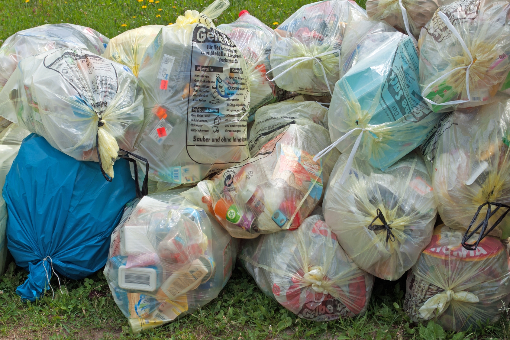 Haufen voller Plastiksäcke Haufen voller Plastiksäcke