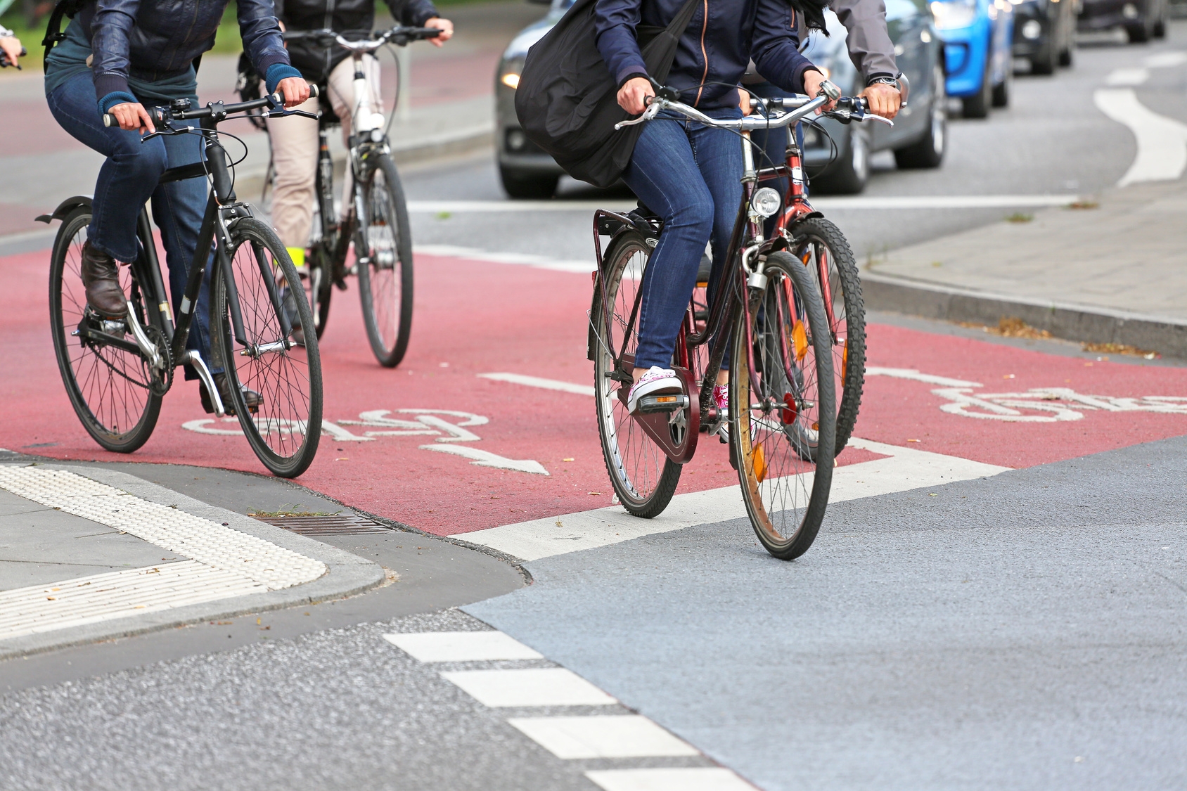 Fahrradfahrer:innen auf Radweg Fahrradfahrer:innen auf Radweg