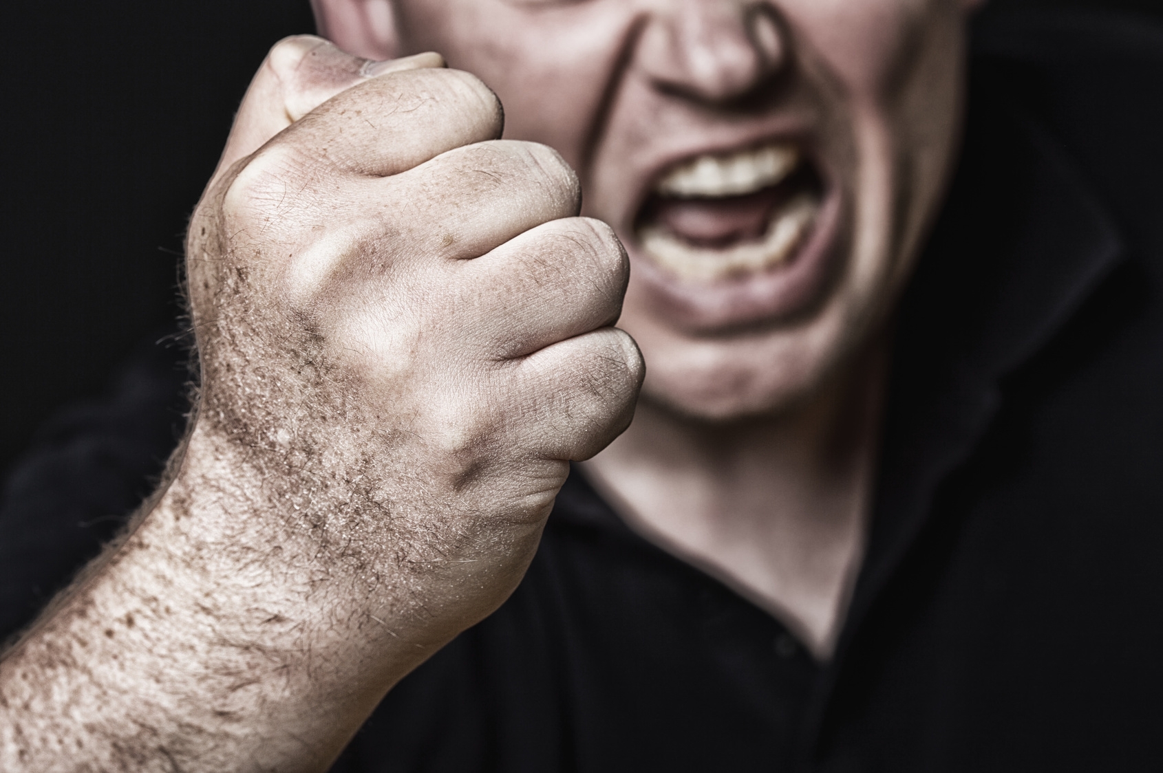 aggressives Drohen Kopf seitlich aggressives Drohen Kopf seitlich